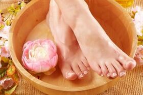 Baños de pés curativos para a micose da pel